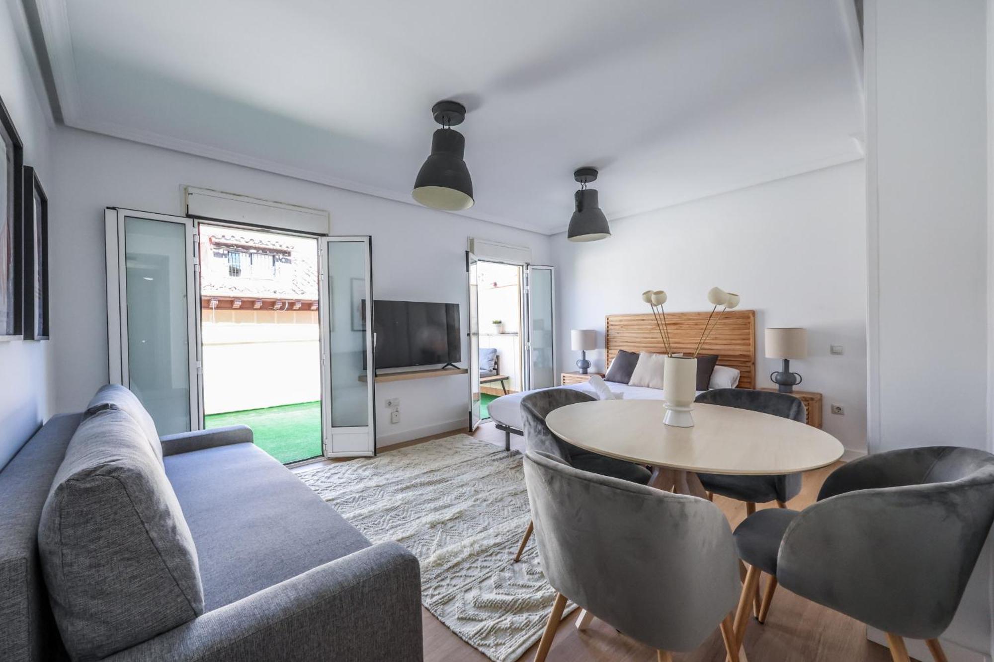 Atico Reformado Con Terraza En Tirso De Molina Para 4 Personas Alquiler Temporal Madrid Exterior photo